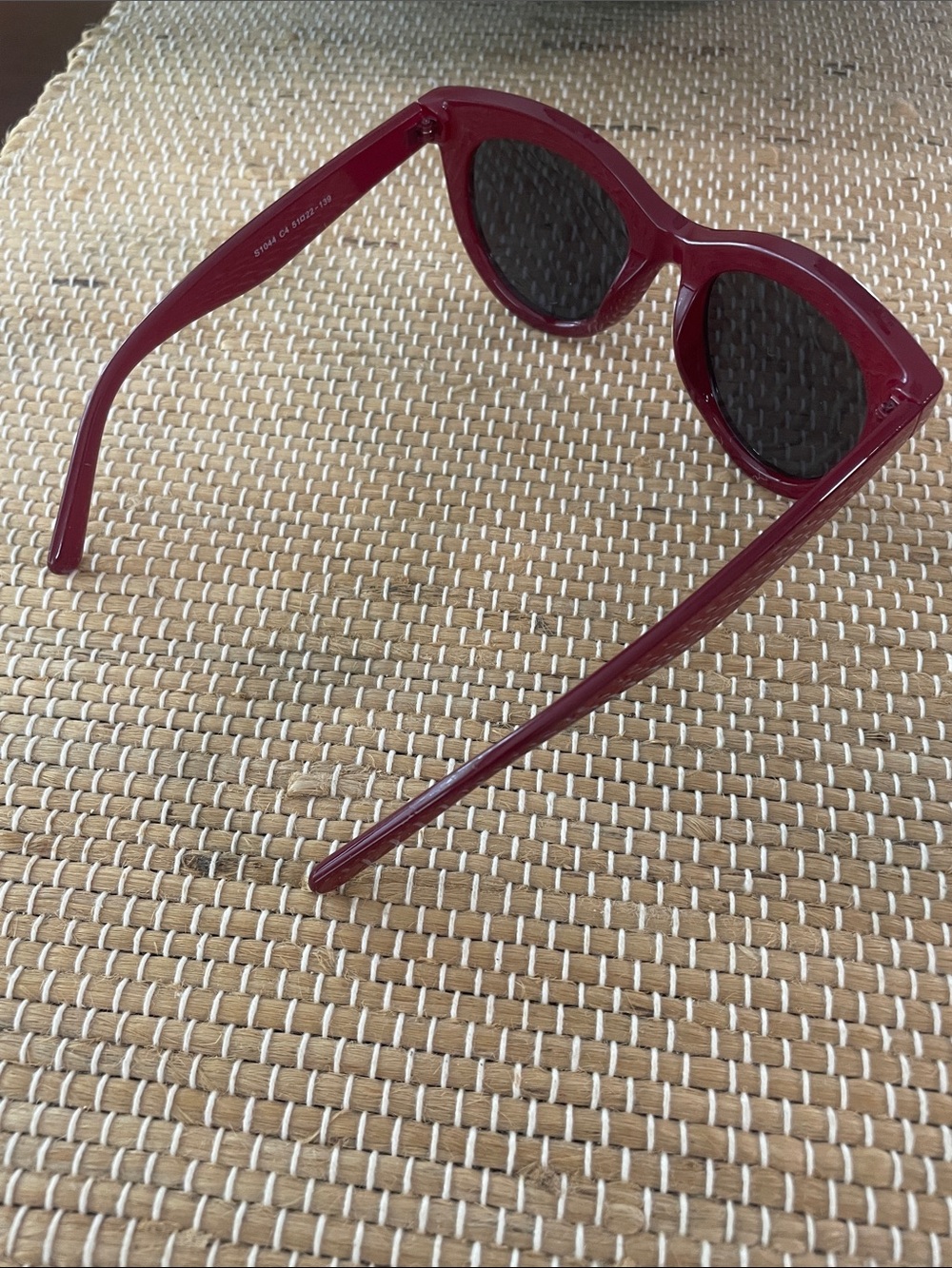 Stylish Women's Red Cat-Eye Sunglasses - Picture 2 of 6
